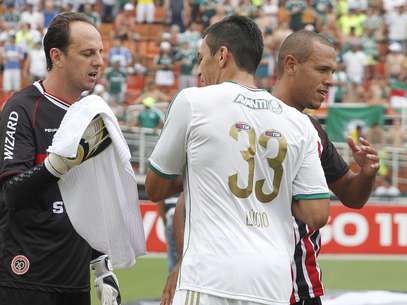 No reencontro com o São Paulo, Lúcio bateu boca com Luís Fabiano Foto: Reginaldo Castro / Gazeta Press