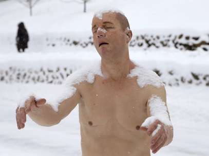 Estátua de um homem seminu cercada por neve no campus do Wellesley College, em Massachusetts Foto: AP