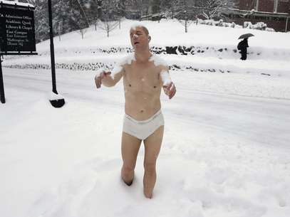Estátua de um homem seminu cercada por neve no campus do Wellesley College, em Massachusetts Foto: AP