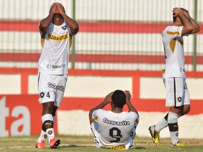 Botafoguenses lamentam mais uma derrota no Estadual Foto: Marcello Dias / Futura Press