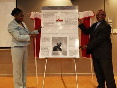 Selo comemorativo é apresentado na Fundação Nelson Mandela, em Joanesburgo, nesta terça-feira, 11 de fevereiro Foto: AFP