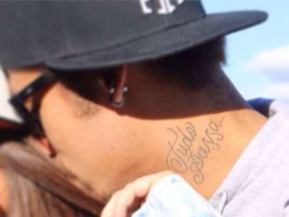 Neymar postou uma fotos de sua tatuagem com o escrito: "tudo passa" Foto: Instagram / Reprodução Neymar postou uma fotos de sua tatuagem com o escrito: "tudo passa" Foto: Instagram / Reprodução
