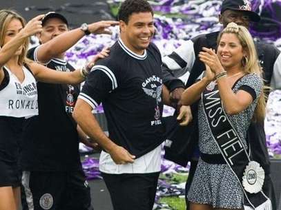 Ronaldo veste camisa da Gaviões na chegada ao Corinthians em 2008 Foto: Reinaldo Marques / Terra