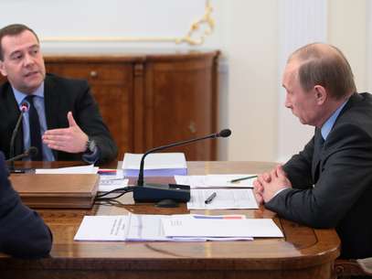 O presidente russo Vladmir Putin e o primeiro-ministro Dmitri Medvedev no gabinete em Moscou, em janeiro Foto: AP