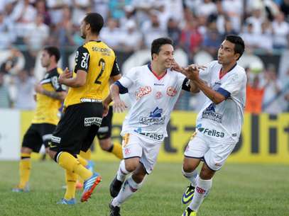 Penapolense atropelou Santos por 4 a 1 neste domingo Foto: Celio Messias / Gazeta Press