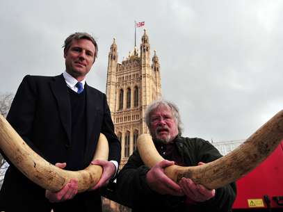 O membro do Parlamento inglês, Zac Goldsmith (à esquerda) disse que o Palácio de Buckingham é um grande exemplo sobre a exploração de marfim ao longo dos anos Foto: AFP O membro do Parlamento inglês, Zac Goldsmith (à esquerda) disse que o Palácio de Buckingham é um grande exemplo sobre a exploração de marfim ao longo dos anos Foto: AFP