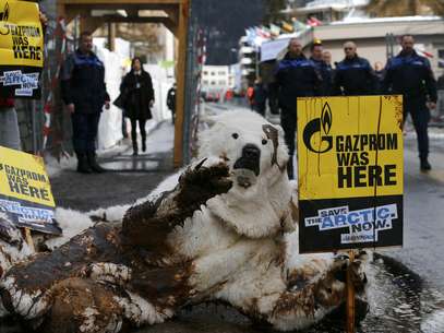 Ativistas do Greenpeace protestam durante o último encontro de Davos, na Suíça Foto: Reuters