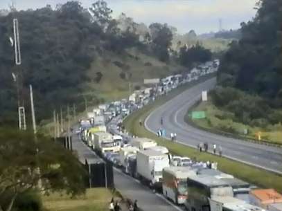 O acidente bloqueou os dois sentidos da rodovia Castelo Branco Foto: Reprodução