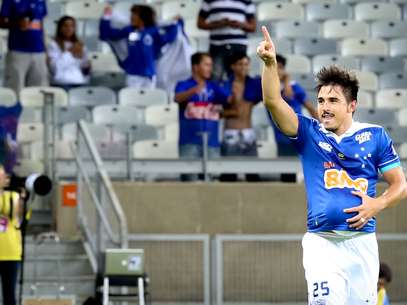 Willian fez os dois gols da vitória do Cruzeiro Foto: Cristiane Mattos / Futura Press