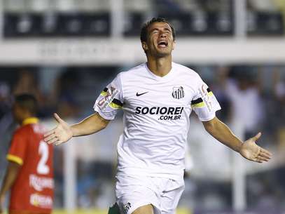 Damião comemora seu primeiro gol como jogador santista Foto: Ricardo Saibun / Gazeta Press