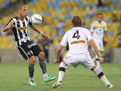 Jorge Wagner fez, de pênalti, gol do Botafogo Foto: Bruno de Lima / Agência Lance