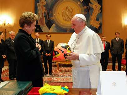 Papa recebeu também uma bola autografada por Ronaldo Foto: Roberto Stuckert Filho/PR / Divulgação Papa recebeu também uma bola autografada por Ronaldo Foto: Roberto Stuckert Filho/PR / Divulgação