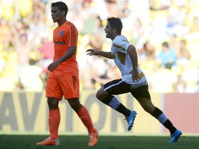 Henrique brilhou e marcou dois gols do Botafogo no clássico Foto: Alexandre Loureiro/Inovafoto / Gazeta Press