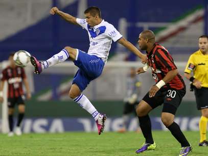 Adriano entrou no final do segundo tempo e só ficou dez minutos em campo Foto: EFE