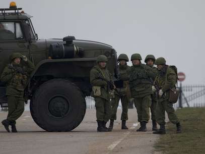 Homens armados não identificados bloqueiam a estrada até o aeroporto militar no porto do Mar Negro em Sevastopol, na Crimeia, em 28 de fevereiro Foto: AP