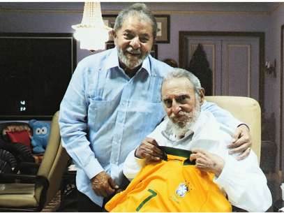 O ex-presidente Lula entregou uma camiseta da Seleo Brasileira ao lder cubano Foto: Divulgao