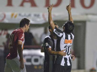 Guilherme fez dois gols, sendo que um foi marcado em cobrança de pênalti Foto: Igor Coelho/ Agência I7  / Gazeta Press