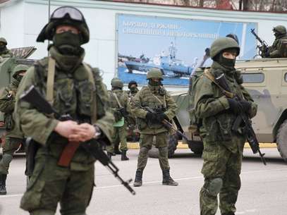 Soldados armados, ao lado de veículos do exército russo, em frente a um posto de guarda de fronteira na cidade de Balaclava, na Crimeia, em 1 de março Foto: Reuters