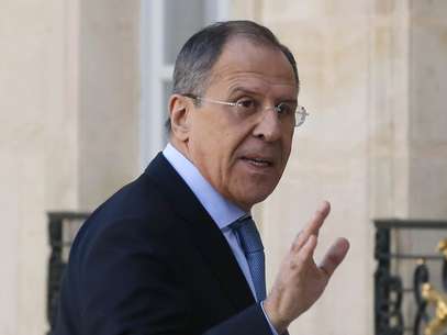 Ministro das Relações Exteriores russo, Sergey Lavrov, acena para repórteres ao chegar para encontro sobre a crise na Ucrânia no Palácio do Eliseu, nesta quarta Foto: AP