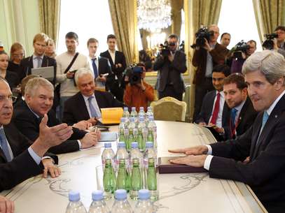 Secretário de Estado americano, John Kerry, e ministro das Relações Exteriores da Rússia, Sergei Lavrov, se encontraram hoje na residência do embaixador russo em Paris Foto: AP