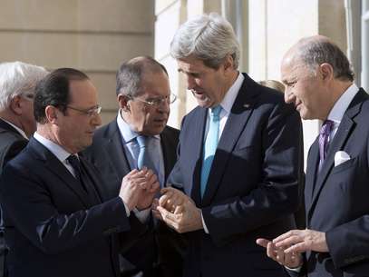 O ministro de Relações Exteriores, Sergei Lavrov, e o Secretário de Estado americano, John Kerry, se reuniram com líderes europeus para encontrar uma solução para o impasse na Ucrânia  Foto: Reuters