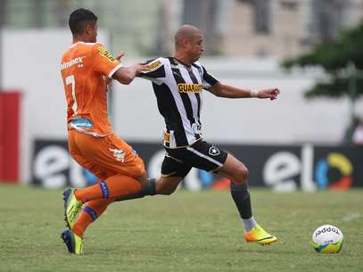 Jorge Wagner tenta escapar da marcação do Audax Foto: Cleber Mendes / Agência Lance
