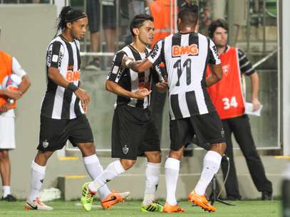 Josué contou com desvio para fazer seu gol Foto: Gil Leonardi / Agência Lance