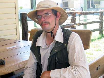 Turista alemão Daniel Dudzisz, que foi encontrado com vida nesta quarta-feira, 6 de março, próximo a Longbeach, em Queensland, na Austrália. O homem estava perdido desde 17 de fevereiro no local Foto: EFE