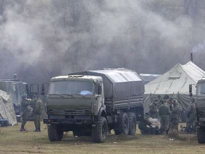 Grupo de militares armados permanece próximo a um acesso à base militar de Perevalnoye, nos arredores de Simferopol, na Crimeia, em 7 de março Foto: EFE