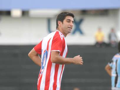 Pedro Carmona marcou três gols pelo Náutico Foto: Aldo Carneiro Costa / Gazeta Press