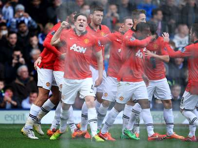Phil Jones comemora o primeiro gol do United na vitória sobre o WBA Foto: Getty Images