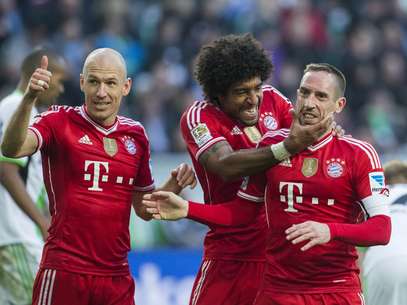 Dante comemora com Robben e Ribery em mais uma goleada do Bayern Foto: AP