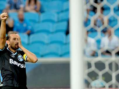 Atacante argentino marcou duas vezes de cabeça Foto: Ricardo Rimoli / Agência Lance