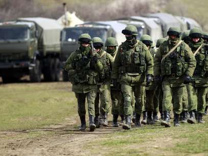 10 de março - Militares russos mancham em área de fronteira com uma base militar ucraniana em Perevalnoye, nesta segunda-feira Foto: Reuters