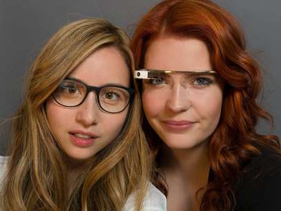 Amanda Rosenberg,  esquerda,  gerente de marketing do Google Glass Foto: Reproduo/Facebook