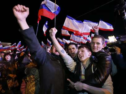 População da Crimeia comemora na praça Lenin, em Sinferopol, o resultado do referendo que aprovou a anexação da Crimeia à Rússia Foto: EFE