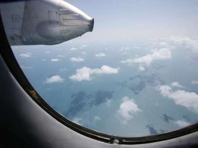 Mar visto pela janela de um avião do vietnão, envolvido nas buscas pelo Boeing da Malaysia Airlines, desaparecido há 10 dias. A área em mar e terra que está sendo rastreada na busca pelo avião é do tamanho da Austrália, disseram autoridades nesta terça-feira. 10/03/2014 Foto: Kham / Reuters
