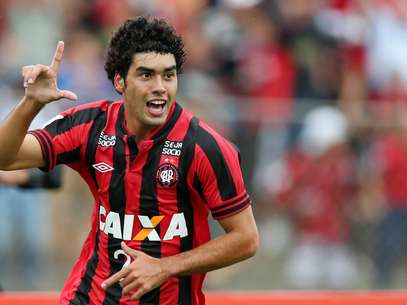 Bruno Mendes inaugurou placar na Vila Capanema Foto: AFP Bruno Mendes inaugurou placar na Vila Capanema Foto: AFP