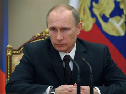 Vladimir Putin falou em tom de brincadeira sobre as sanções impostas pelos EUA. Na foto, ele lidera uma reunião com o Conselho de Segurança, no Kremlin, em 21 de março Foto: AP