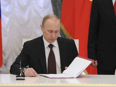 Putin ratificou juridicamente a incorporação da Crimeia e Sebastopol à Federação da Rússia, contrariando países do Ocidente, que não reconhecem o resultado do referendo crimeano Foto: Reuters