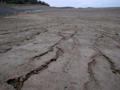 Califórnia, Estados Unidos: a terra seca e rachada é visível no que costumava ser o fundo de Folsom Lake março em 20, 2014, em El Dorado Hills, Califórnia. Agora em seu terceiro ano consecutivo de condições de seca, Califórnia está passando por sua mais seco ano no registro, que remonta 119 anos, e reservatórios em todo o estado têm baixos níveis de água. Folsom Lake, um reservatório localizado a nordeste de Sacramento, viu a sua capacidade de diminuir ao longo dos últimos 2 anos de seca com os níveis atuais em torno de 20% do normal Foto: Getty Images