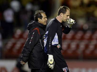 Corintiano faz gol de pênalti e provoca Ceni: 