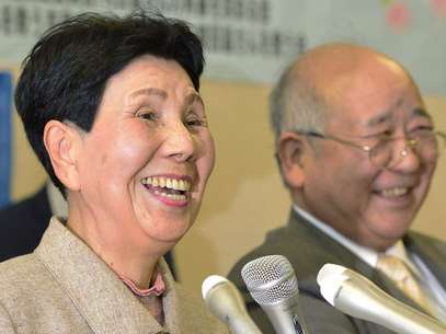 Hideko Hakamada, irmã do prisioneiro, sorri durante entrevista ao lado do advogado Katsuhiko Nishijima Foto: AP
