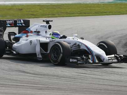 Nas voltas finais, Felipe Massa tentou tomar o sexto lugar de Jenson Button; não conseguiu, e ainda teve trabalho para segurar seu próprio companheiro, Valtteri Bottas, que terminou em oitavo Foto: Reuters