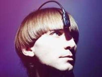 Neil Harbisson é portador de Acromatose, uma síndrome rara que o deixa ver apenas em preto e branco Foto: Facebook / Reprodução