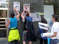 Algunos participantes en el escracheb pegan carteles en la fachada de la casa de Floriano.&nbsp; Foto: @luchesentrubia