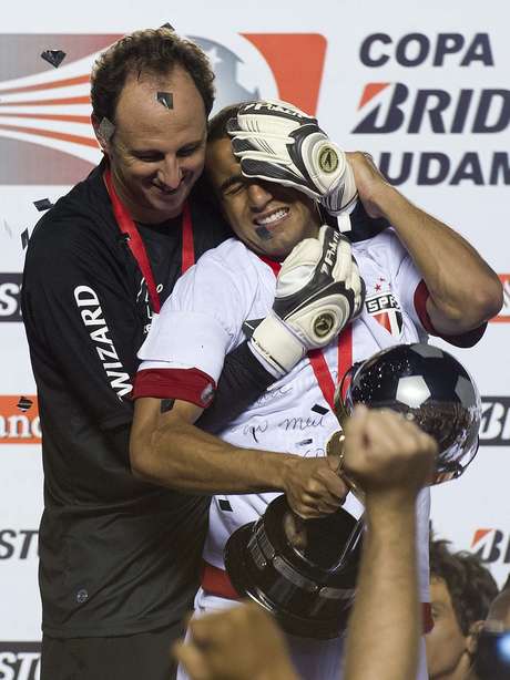 Rogério Ceni e Lucas comemoraram juntos o título da Sul-Americana de 2012