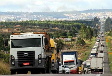 Segundo a PRF, há também caminhoneiros reunidos em dezenas de postos do país, na tentativa de ampliar as manifestações (foto: arquivo) Foto: Mário Bittencourt / Especial para Terra