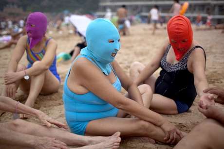 <p><strong>Face-kini. </strong>La mayoría de la gente utiliza sombreros, lentes oscuros o protector solar para refugiarse de los rayos del sol. Pero en China las personas prefieren ir a lo seguro al cubrirse el rostro con un "face-kini": una máscara estilo luchador que impide que el sol toque su rostro.</p>