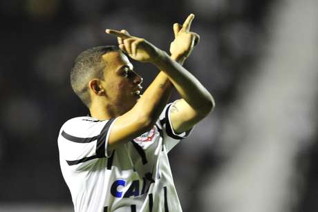 Gabriel Vasconcelos imita Cristian ao comemorar gol contra o São Paulo Foto: Helio Suenaga / Futura Press